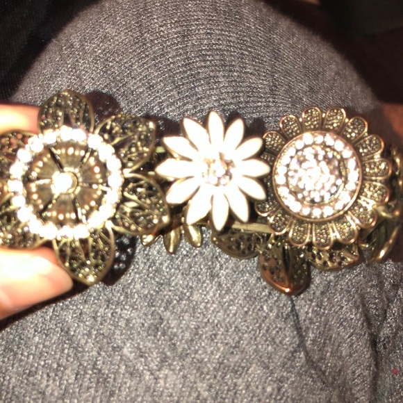 Flower patterned bracelet - Picture 1 of 2